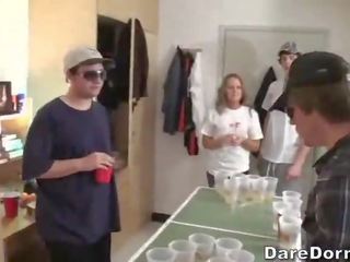 Cerveja pong é um groovy jogo